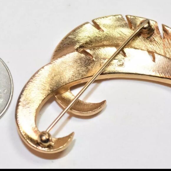 VINTAGE SIGNED CROWN TRIFARI FLORAL GOLD TONE 2" BROOCH - Picture 6 of 7